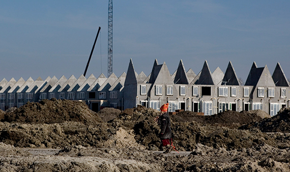 Nieuwbouw van rijtjeshuizen (nog zonder dak) in Heemskerk